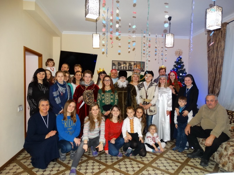 Різдвяну Коляду для родин переселенців з Донбасу провели Сестри Служебниці