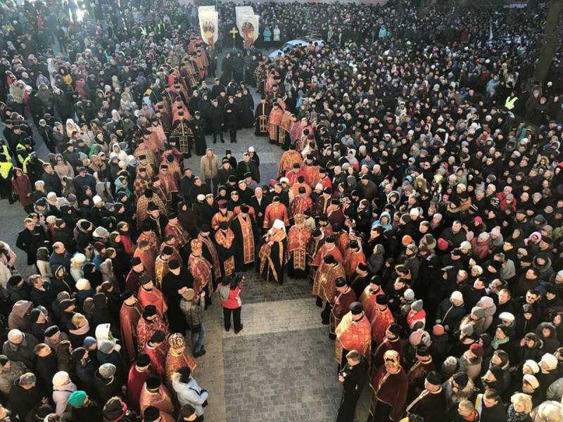 Кілька тисяч вірян пройшли Хресною ходою центральними вулицями міста Тернополя (ВІДЕО)