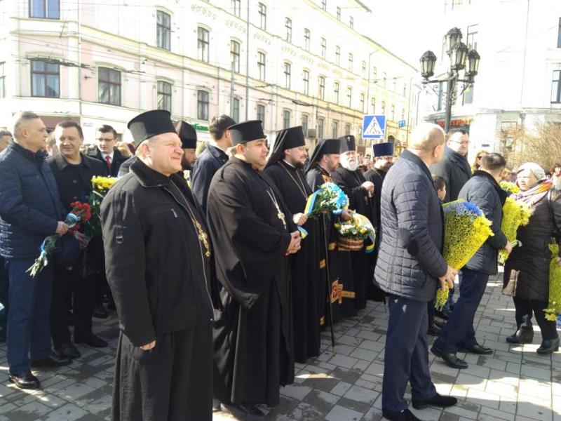 У Чернівецях єпископи Церков здійснили спільне покладання квітів до пам’ятника Кобзарю