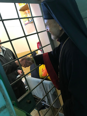Єпископ простягнув руку в'язням, щоб пригадати покликання кожної людини до свободи