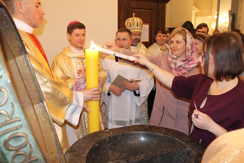 Світло Великодньої свічки – Пасхалу засвітило у Київі та Житомирі
