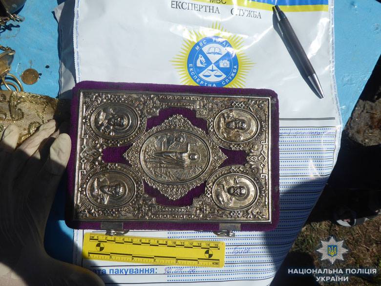 У Києві на Лісовому цвинтарі затримали зловмисника відразу після пограбування храму