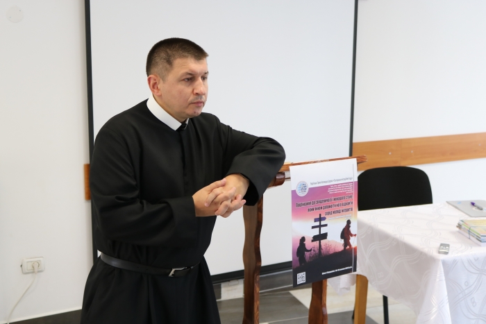 Здатність до духовного покликання - чи священичого, чи монашого - це передусім вразливість на людську біду, відкритість на служіння, на певну жертву. Про це заявив Ігумен монастиря Христа Царя о. Йосафат Хаймик, ЧСВВ під час духовно-формаційного семінару ПМВ для священиків-місіонерів, що відбувся у румунському місті Сигіт.  Він розповів історію становлення монаших чинів і поінформував про життя і діяльність ключових осіб, завдяки яким сформувалося сьогоднішнє монашество.  “Як розпізнати - чи має жінка або чоловік монаше покликання, чи не має? Важливо розуміти, що не ми кличемо - кличе Господь. Завжди монашество виникало як меншість. Чернецтво у різних формах на Сході і Заході мало різні мотиви започаткування”, - зазначив о. Йосафат Хаймик.  Говорячи про те, коли виникло чернецтво, він відзначив, що батьком монашества вважається Святий Антоній, єгипетський анахорет. Він народився у 250 році і  20-річним юнаком, роздавши майно бідним, замешкав у пустелі. “Спочатку він відділяється від людей, потім - від світу, потім - від життя. Тому він анахорет. І такі, як Антоній, будуть до сьогодні. Це людина, яка відчуває особливий зв’язок з Господом. Це той, хто чує”, - зазначив священик.  Також він розповів про єгипетського святого Пахомія Великого, який сповідував спільнотовий спосіб життя, і Василія Великого, який схилявся до суворого асектизму, особливо у перший період свого чернечого життя, і того самого вимагав від своїх співбратів. “Але це було до моменту, коли він став священиком, а згодом – єпископом.  Прийшовши до Кесарії, він побачив, що йому чогось бракує, а саме - прикладу християнського життя. І він згадав за своїх братів. Він вводить поняття досконалий християнин. Василій Великий кличе своїх досконалих християн у місто і каже: будете жити тут і старайтеся бути досконалими християнами. Ніяких обітів немає. Один обіт – дівицтво, тобто непорочність, незайманість. Він був запозичений від інших релігій, але абсолютно євангелізований. І він включав у себе послух і стан убожества. Саме від цього починається нова сторінка чернечої духовності”, - зауважив  Ігумен монастиря Христа Царя.  Всі реформи венедиктинського способу життя, зазначив священик, полягали у двох основних аспектах: повернення до дослівного виконання правила, як хотів Святий Венедикт, і убожество. “Для Венедикта на перший план виходить послух. Що це дало до загального християнства? Венедиктинські монастирі фактично стали центрами культури, духовності, науки і вони поштовхнули до того східне чернецтво”, - додав о. Йосафат.  У XII столітті, зауважив ігумен, на Заході починається занепад і церковна ієрархія зливається з владою. “Венедиктинські монастирі, які починалися з убогості, дуже швидко розвинулисяі збагатіли”, - додав священик.  Водночас у XIII столітті, відзначив отець Йосафат, на перший план виходить обіт убожества.  “Ми складаємо обіти послуху, убожества і чистоти. Входячи у якусь монашу спільноту, залишаючись християнами, ми хочемо поглибити три Святі Таїни християнського втаємничення  - Хрещення, Миропомазання і Євхаристію. Ось богословська сутність чернечего життя і його обітів. Якщо через хрещення ми стаємося дітьми Божими, стараємось виконувати Божу волю в своєму житті, то через обіт послуху ми хочемо робити те саме, плюс послух є дуже потужним рушієм. Якщо миропомазання дає нам внутрішню силу жити хрещенням, то обіт убожества дає внутрішню свободу і мобільність. Обіт чистоти поглиблює євхаристійне життя, до якого покликаний кожен християнин”, - підкреслив отець Йосафат.  Він відзначив, що про духовне покликання варто говорити у підлітковому віці – 12-13 років. “Тоді найчастіше підліток починає ставити різні питання і в той момент Ісус може промовити до нього, - зазначив священик. - Здатність до духовного покликання - чи священичого, чи монашого - це передусім вразливість на людську біду, відкритість на служіння, на певну жертву. Господь відповідає на кожну життєву ситуацію у світі і Церкві, кличачи когось, кого сам хоче, до певної форми досконалості у християнському житті