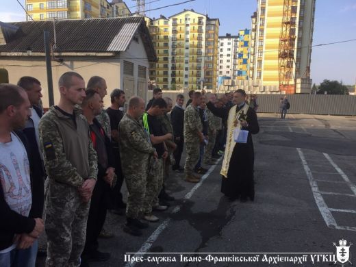 Військових резервістів благословили на навчання
