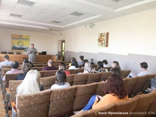 Лекція для лікарів від священика