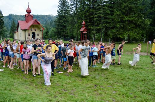 Близько тисячі школярів з цілого Прикарпаття відпочивали у Підлютому