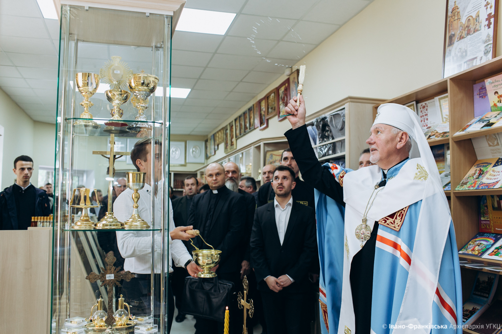 В Івано-Франківську урочисто відкрили нову релігійну крамницю (ВІДЕО)