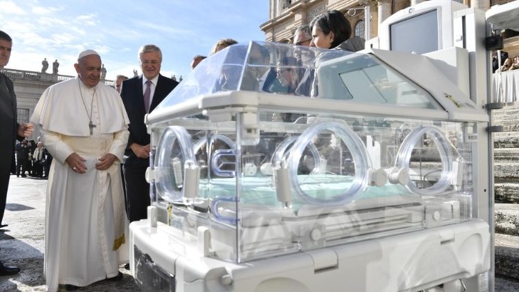 Папа подарував інкубатори римським лікарням