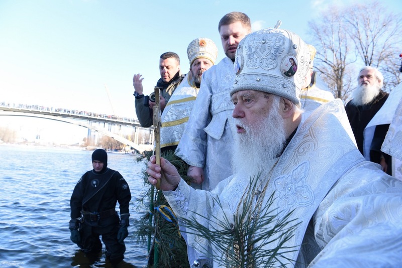 Патріарх Філарет освятив води Дніпра