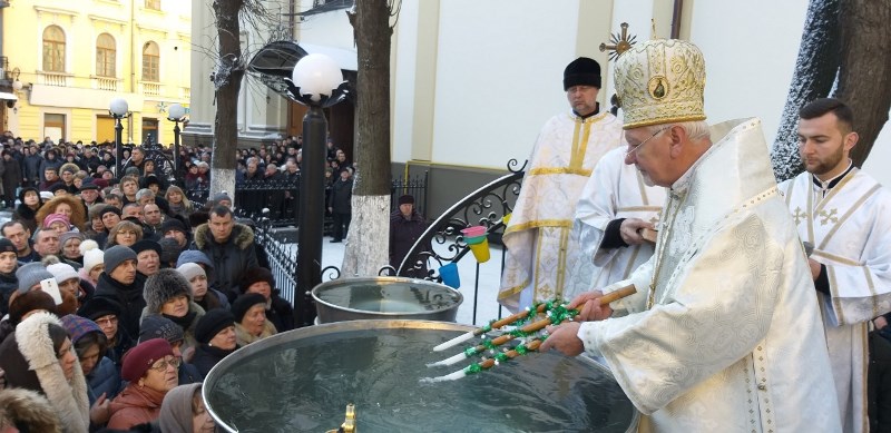 Як франківці святкують Водохреща на Бистриці