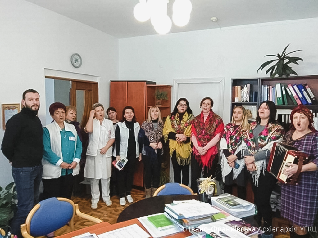 Пацієнтів хоспісу у Франківську колядою розрадили дружини ветеранів АТО
