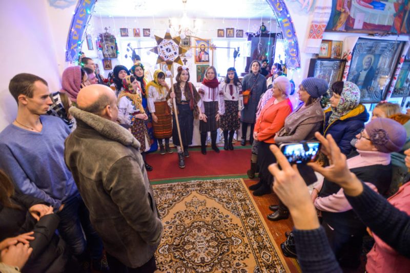 Будувати мости, а не стіни: Студентське братство УКУ привезло Різдво на Слобожанщину