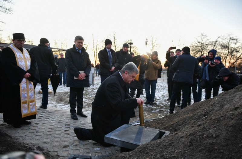 Президент Порошенко заклав капсулу під майбутній пам’ятник в Любліні  о. Омеляну Ковчу