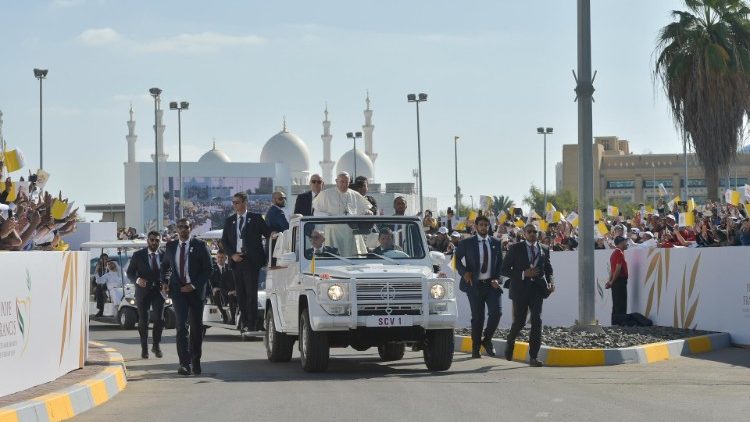Папа в ОАЕ: понад 180 тисяч католиків на Святій Месі в Абу-Дабі
