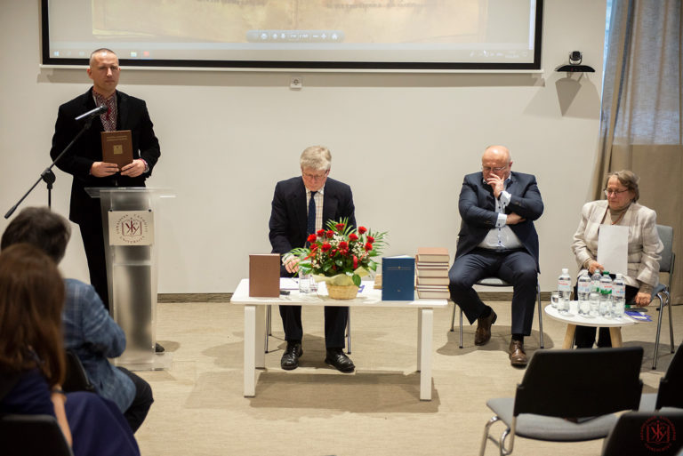 Факсимільне Галицького Євангелія 1144 року презентували в УКУ 9ВІДЕО)