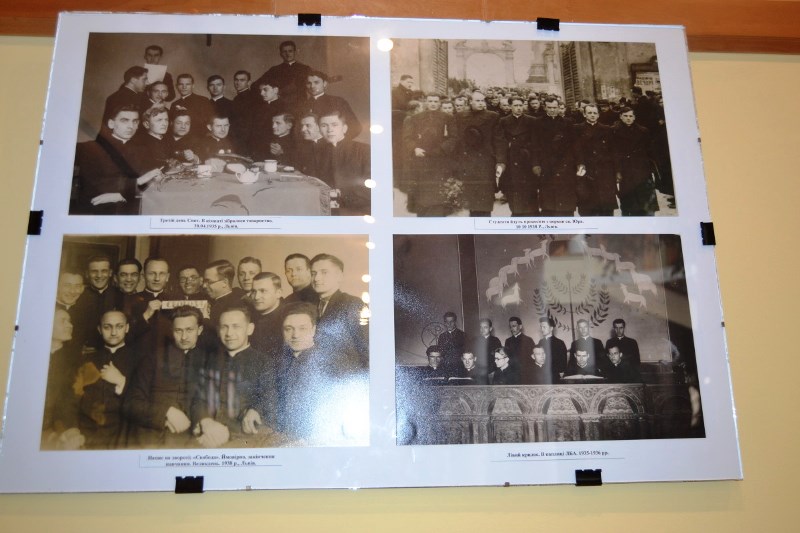"Помандрувати у минуле”- побачити, чим жили майбутні священики: виставку унікальних світлин відкрили в УКУ