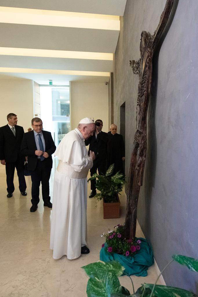 Папі подарували цінне розп’яття як знак подяки від українського народу