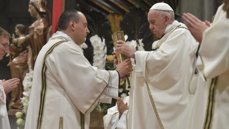 Просімо благодаті не розбитись об каміння гріха та зневіри. Проповідь Папи під час Пасхального чування