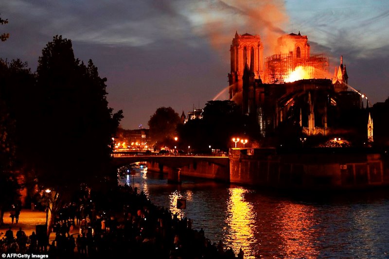 Про знищення Собору Паризької Богоматері говорити не доводиться... 