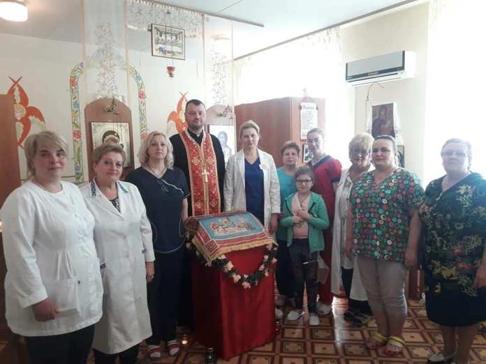 Виставлення Плащаниці у Київській Дитячій лікарні