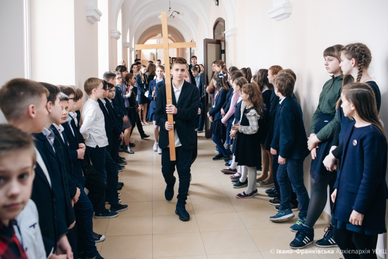 Хресна дорога коридорами школи