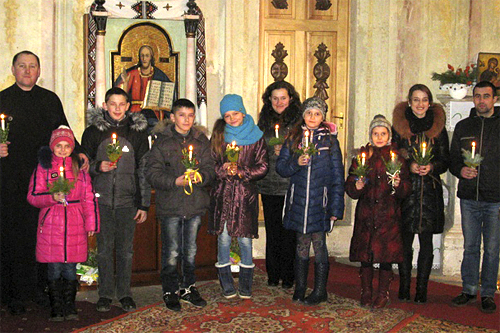 В Підгірцях діти прикрашали стрітенські свічки в екостилі