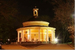 У Києві вночі невідомий за допомогою коктелів Молотова намагався  спалити храм УГКЦ