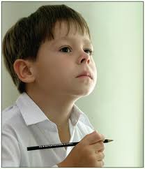 хлопчик пише листа