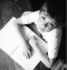 хлопчик пише листа