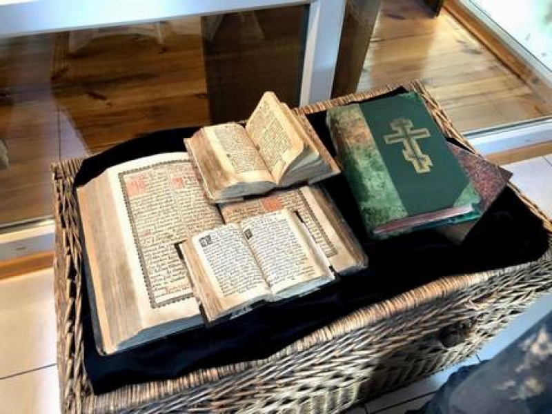 Великий книголюб з мольбертом художника