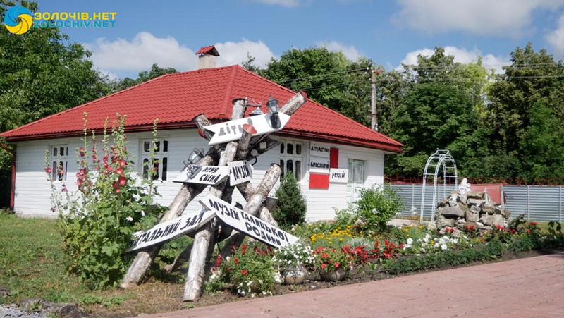 Великий книголюб з мольбертом художника