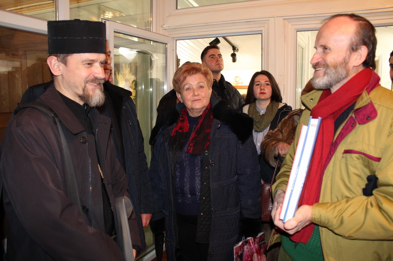 Великий книголюб з мольбертом художника