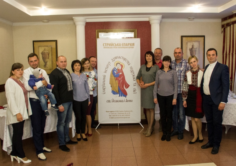 Романтичні зустрічі подружніх пар у супроводі священика у Стрию