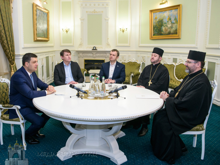 Глава УГКЦ продарував Гройсману Галицьке Євангеліє (ВІДЕО)